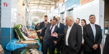 رحلة الرئيس الألماني إلى قلب مصر.. سوق السمك في الجيزة محطته الأولى