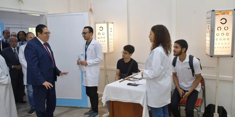 قيادات جامعة القاهرة تتابع الكشف الطبي للطلاب الجدد بمستشفى الطلبة