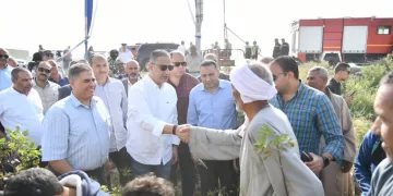 محافظ الفيوم يشارك الفلاحين فرحة موسم الحصاد.. ويوجه بتقديم الدعم اللازم