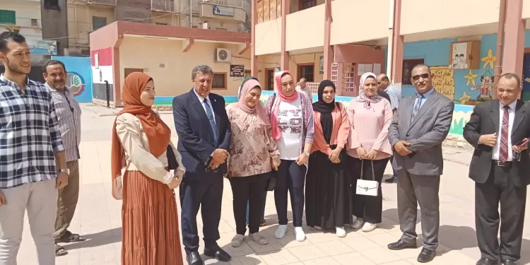 وكيل تعليم البحيرة يشدد على أهمية توفير بيئة تعليمية مناسبة في مدارس رشيد