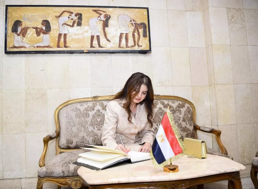 حرم وزير الخارجية تفتتح برنامجًا لتأهيل قرينات الدبلوماسيين لتمثيل مصر بالخارج 2 - جريدة الجمهورية WhatsApp Image 2024 09 19 at 7.28.14 PM 1 - جريدة الجمهورية