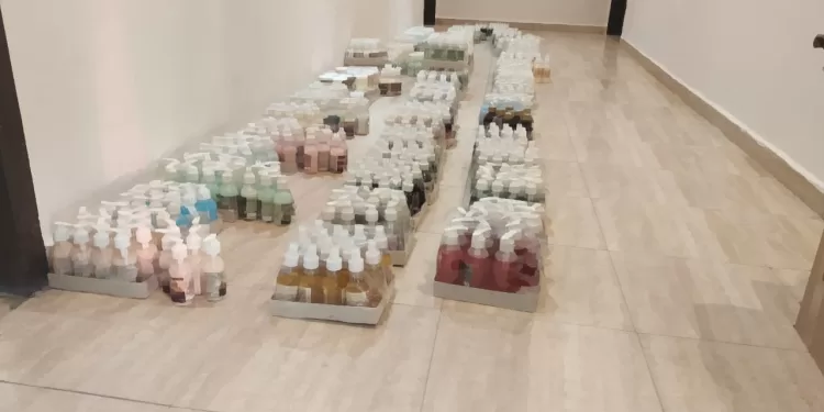 ضبط سيارة محملة بـ967 عبوة مستحضرات تجميل مجهولة المصدر بالغردقة