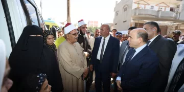 فرحة لا توصف تملأ المدارس في أول يوم دراسي بالجيزة