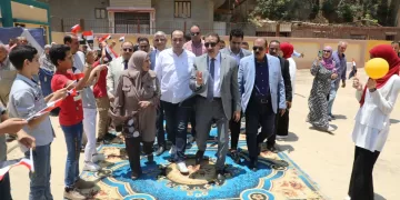 فرحة لا توصف تملأ المدارس في أول يوم دراسي بالجيزة
