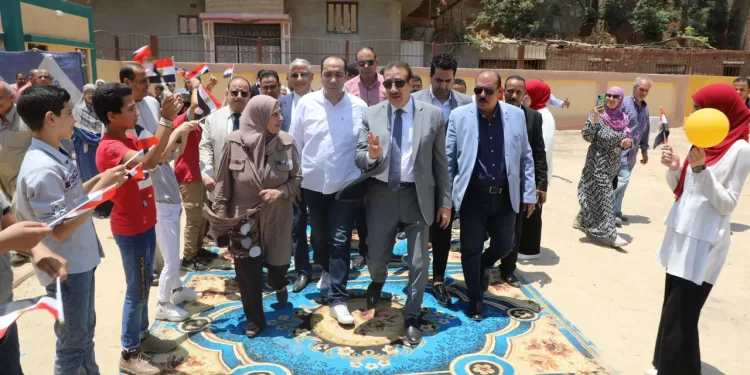 فرحة لا توصف تملأ المدارس في أول يوم دراسي بالجيزة