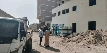 ضبط سيارة بالغردقة وإلزامها بدفع غرامة 10 آلاف جنيه لإلقاء المخلفات بالطريق العام