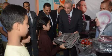 فرحة لا توصف تملأ المدارس في أول يوم دراسي بالجيزة