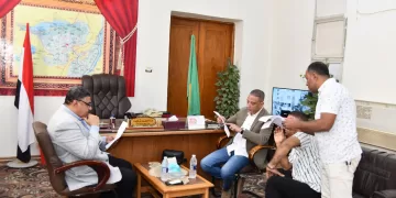 فرحة لا توصف تملأ المدارس في أول يوم دراسي بالجيزة