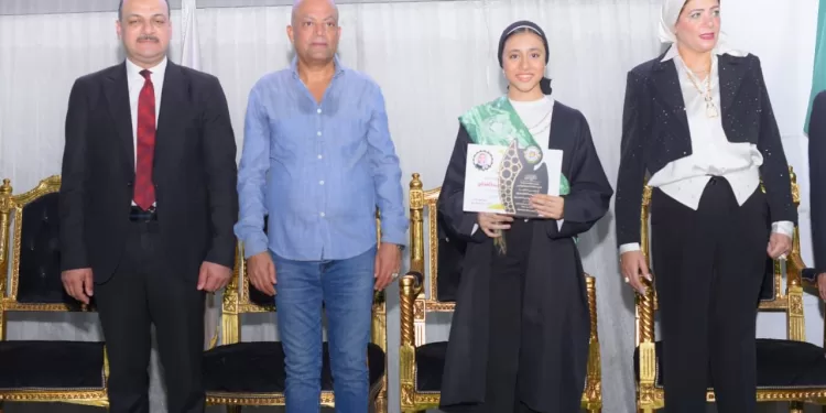 فرحة لا توصف تملأ المدارس في أول يوم دراسي بالجيزة