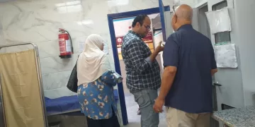 في جولة مفاجئة: وكيل الصحة بالفيوم يكافئ طبيبة و3 ممرضات