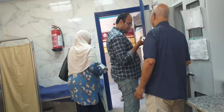 في جولة مفاجئة: وكيل الصحة بالفيوم يكافئ طبيبة و3 ممرضات
