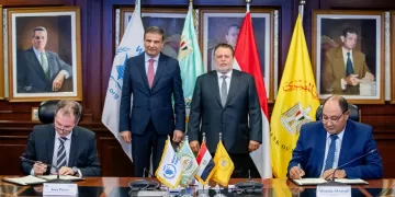 وزير الخارجية يتسلم الجائزة المقدمة إلى الرئيس السيسى لجهوده فى حشد التمويل لمشروعات تدعم التكامل الإقليمى