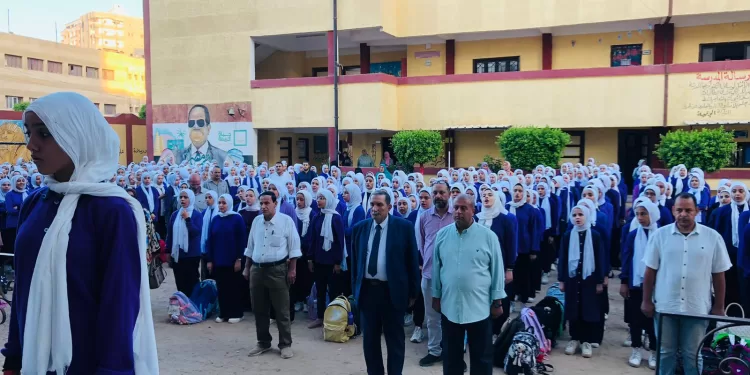 جولات تفقدية مكثفة لمديري العموم في البحيرة لمتابعة سير الدراسة وحضور طابور الصباح