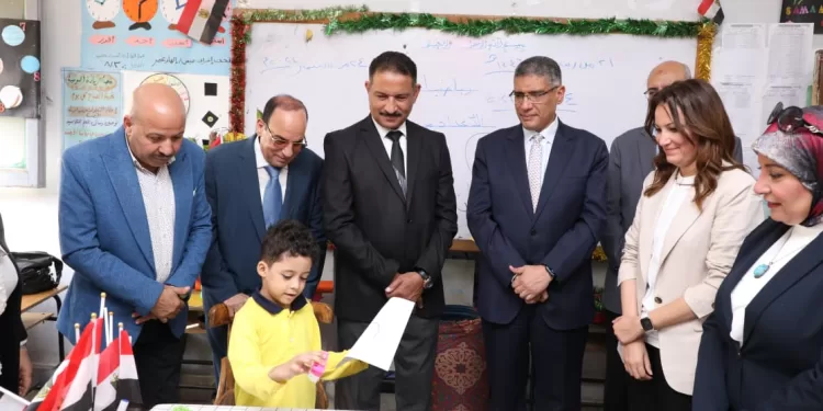 محافظ الجيزة يتفقد المدارس ويؤكد على أهمية توزيع الكتب وانتظام الدراسة