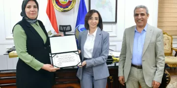 محافظ البحيرة تكرم القيادات الصحية المتميزة