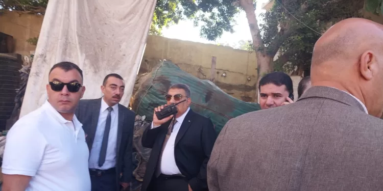 محافظ الدقهلية في جولة مفاجئة بالمنصورة يضبط أكبر موقع للخردة ويؤكد على أهمية الحفاظ على البيئة وصحة المواطنين