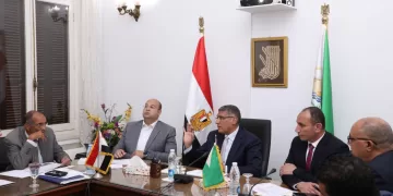 محافظ الجيزة يستجيب لمطالب المواطنين بإزالة المخالفات.. قرارات عاجلة بقطع المرافق عن المخالفين