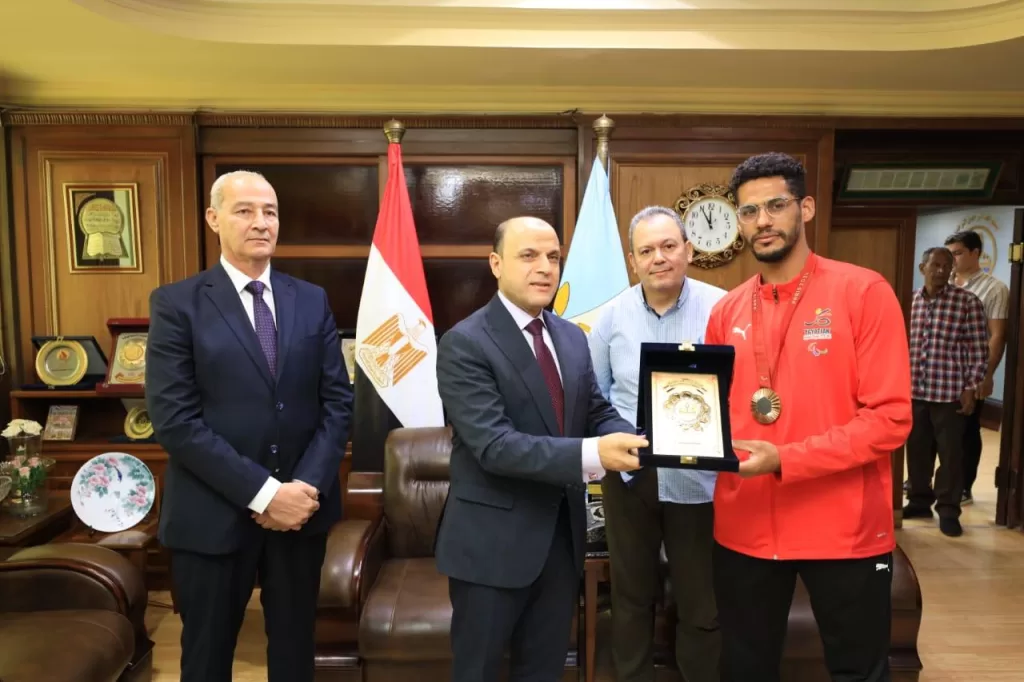 تكريم استثنائي لأبطال باريس.. محافظ كفر الشيخ يكرم أبطال الإرادة والتحدي 4 - جريدة الجمهورية WhatsApp Image 2024 09 29 at 1.47.21 PM 1 - جريدة الجمهورية