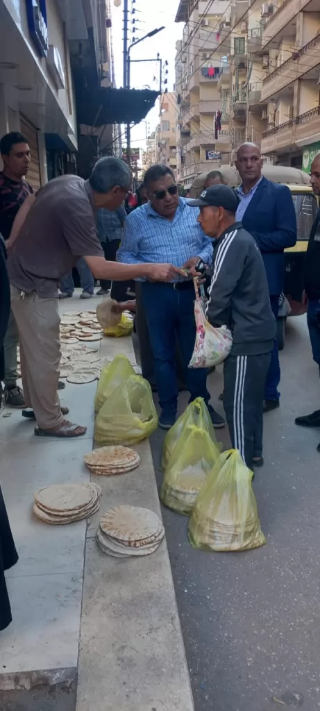 بين المواطنين: محافظ الدقهلية يتجول في شوارع المنصورة وطلخا.. ويعطي توجيهات عاجلة 4 | جريدة الجمهورية