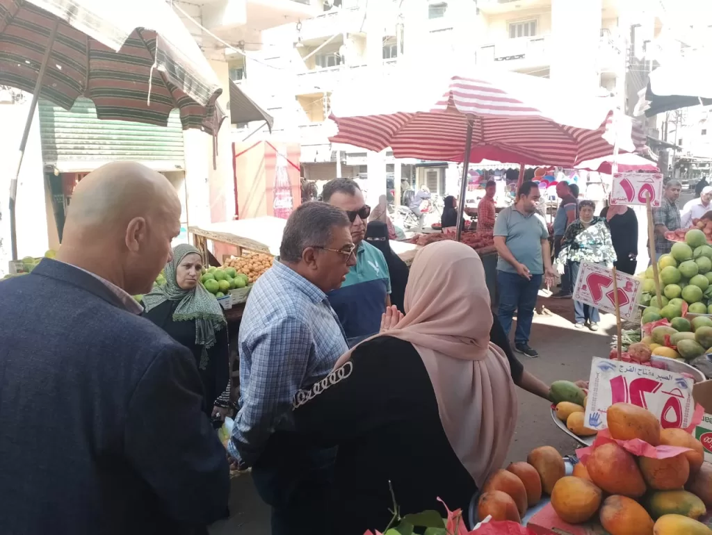 بين المواطنين: محافظ الدقهلية يتجول في شوارع المنصورة وطلخا.. ويعطي توجيهات عاجلة 26 | جريدة الجمهورية