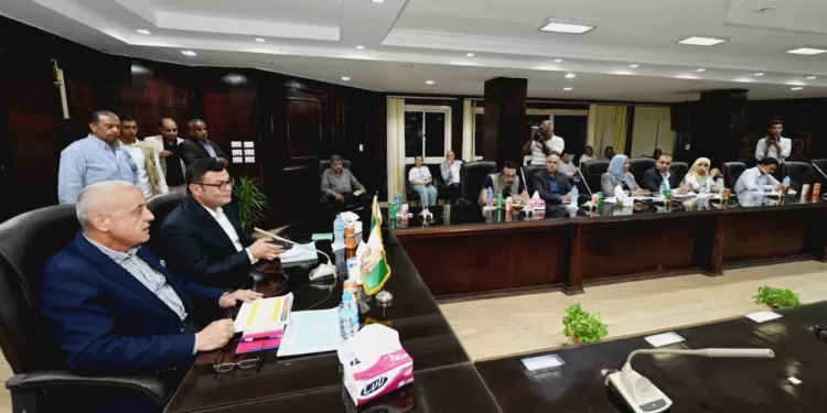 وزير الإسكان يطمئن المواطنين على سلامة مياه الشرب ويؤكد مطابقتها للمعايير العالمية