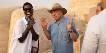 من هوليوود إلى هضبة الجيزة: “جودي تيرنر سميث” تسكشف أسرار الأهرامات وأبو الهول