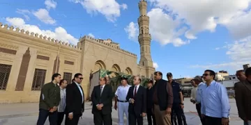 محافظ كفر الشيخ يصلي العصر بمسجد الدسوقي ويتفقد تطوير الميدان الإبراهيمي
