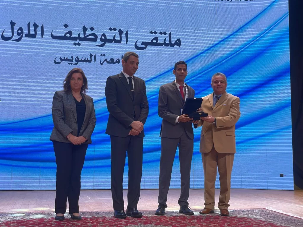 خلال ملتقى التوظيف بجامعة السويس..المحافظ يلهم الشباب: ابنتي حولت شغفها بالديكور إلى مهنة ناجحة 2 - جريدة الجمهورية 33 - جريدة الجمهورية