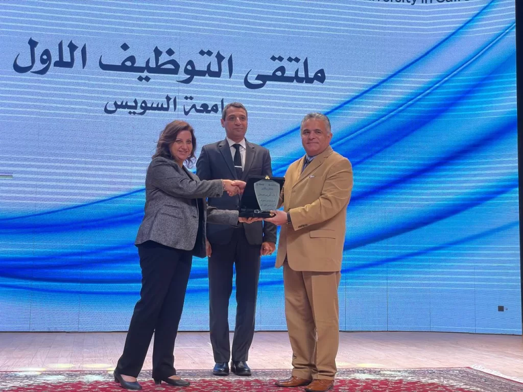 خلال ملتقى التوظيف بجامعة السويس..المحافظ يلهم الشباب: ابنتي حولت شغفها بالديكور إلى مهنة ناجحة 5 - جريدة الجمهورية 36 - جريدة الجمهورية