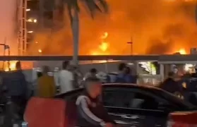 10 سيارات إطفاء تكافح حريقًا ضخمًا في مطعم بشارع التسعين
