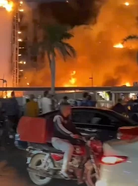 10 سيارات إطفاء تكافح حريقًا ضخمًا في مطعم بشارع التسعين 1 - جريدة الجمهورية 10 سيارات إطفاء تكافح حريقًا ضخمًا في مطعم بشارع التسعين