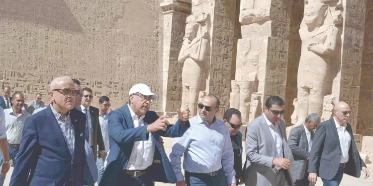 الرئيس يحقق أحلام المصريين.. مدبولى فى جولة بالأقصر: التأمين الصحى الشامل.. خدمة متميزة لجميع المواطنين