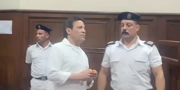 سعد الصغير يثير الجدل بظهوره بالزي الأبيض في أولى جلسات محاكمته