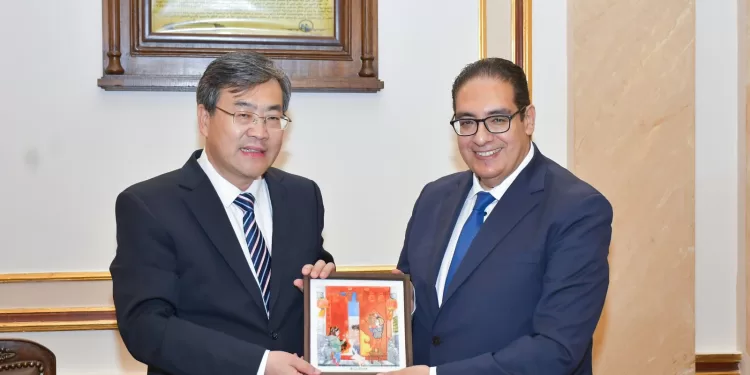 جامعة القاهرة تستضيف وفداً صينياً لبناء جسور معرفية جديدة