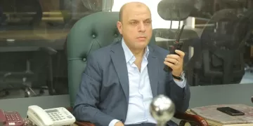 محافظ كفر الشيخ يتابع  تركيب «بنرات» بالتعريفة الجديدة بمواقف السيارات