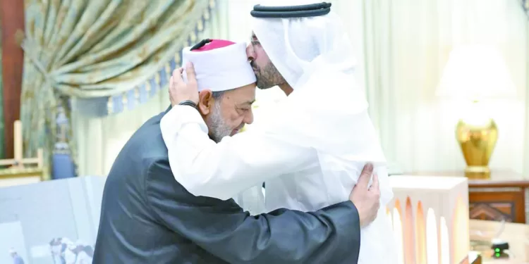 شيخ الأزهر يستقبل رئيس دائرة الثقافة والسياحة بأبوظبى 1 - جريدة الجمهورية «قرصة ودن» لـ «شلبى»