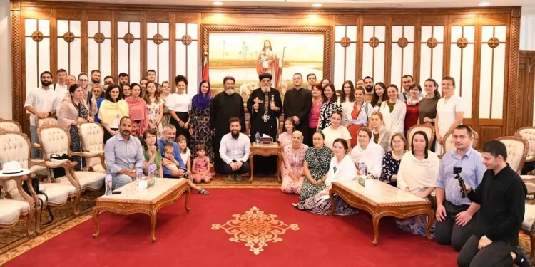 البابا تواضروس يستقبل فوج سياحي من كنيسة رومانيا