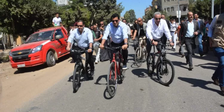 50 شابًا يشاركون في ماراثون دراجات بقيادة صبحي والجندي