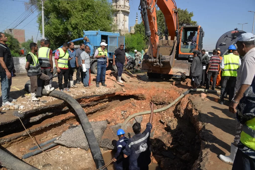 محافظ أسيوط يوجه بسرعة إصلاح التسريب بـ«الطريق الدائري» ويؤكد على متابعته المستمرة للأعمال 4 - جريدة الجمهورية WhatsApp Image 2024 10 06 at 10.19.24 PM - جريدة الجمهورية