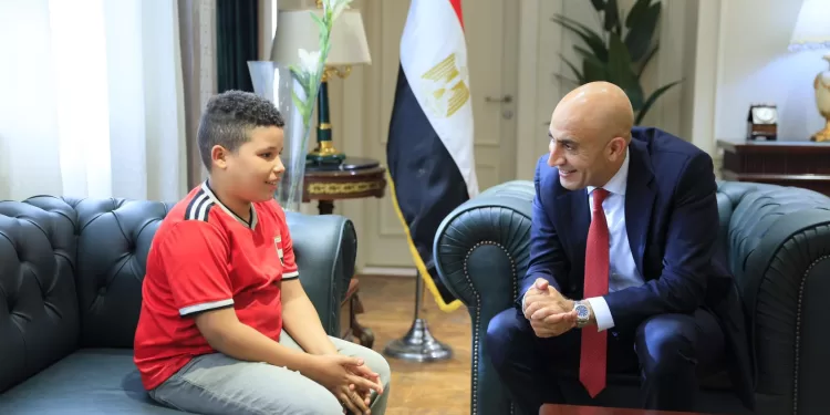 لفتة إنسانية بعد فيديو مؤثر: وزير التعليم يوجه بدراسة حالة طالب المترو وتقديم الدعم الكامل