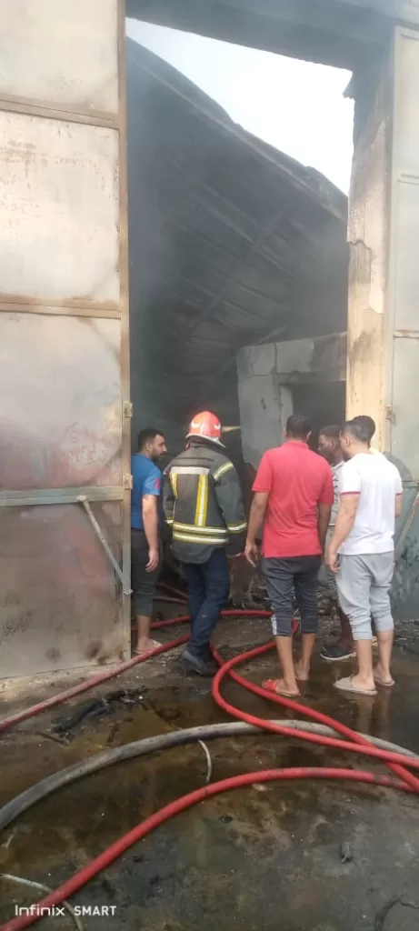15 سيارة إطفاء تكافح حريقًا هائلًا في مخزن لقطع غيار السيارات بالشروق خسائر بـ50 مليون جنيه دون إصابات 15 - جريدة الجمهورية WhatsApp Image 2024 10 16 at 10.13.38 PM - جريدة الجمهورية