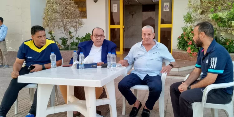 صلاح وعادل يحفزان لاعبي المقاولون قبل المباراة