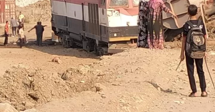 إصابة 3 أشخاص فى انقلاب عربتين من قطار بضائع بالبدرشين