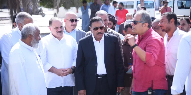 محافظ مطروح يوجه بتكثيف الرقابة على المواقف والالتزام بالتعريفة الجديدة