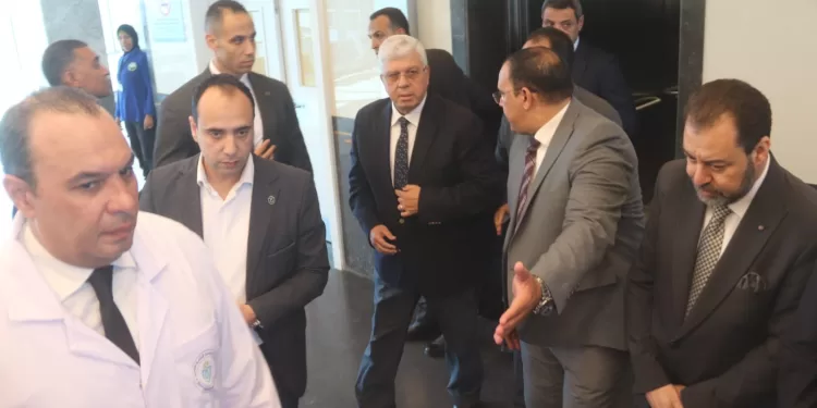 محافظ السويس ووزير التعليم العالي يتفقدان أحدث التطورات بالمستشفى الجامعي 1 - جريدة الجمهورية محافظ السويس ووزير التعليم العالي يتفقدان أحدث التطورات بالمستشفى الجامعي