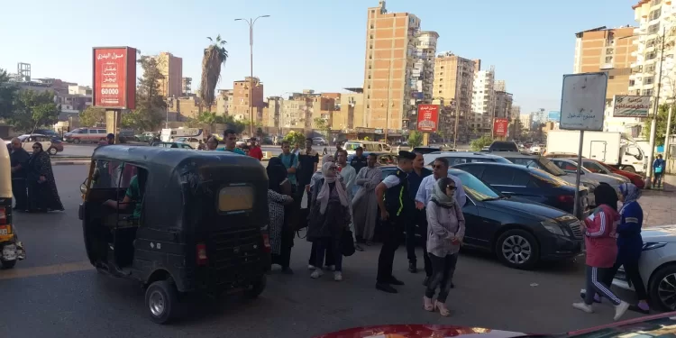 محافظ الدقهلية يشدد الرقابة على المواقف العامة ويعاقب المخالفين