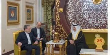 ملك البحرين يستقبل وزير الخارجية الإيراني