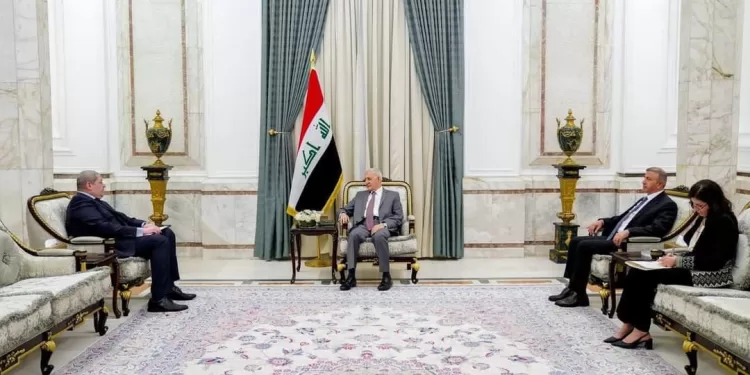 سفير مصر ببغداد يسلم دعوة الرئيس السيسي لنظيره العراقي للمشاركة في افتتاح المنتدى الحضري العالمي