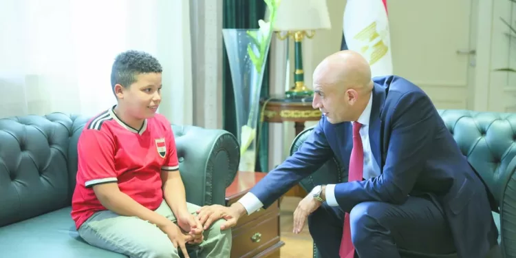 يستحق التكريم: عبداللطيف يعفى طالب المترو من المصروفات.. لحين إتمامه دراسته ما قبل الجامعية 1 - جريدة الجمهورية يستحق التكريم: عبداللطيف يعفى طالب المترو من المصروفات.. لحين إتمامه دراسته ما قبل الجامعية