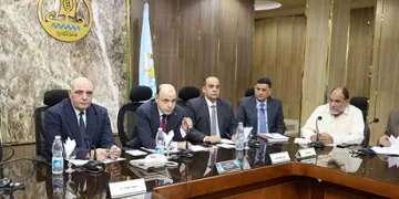 محافظ كفرالشيخ يبحث سبل دفع الاستثمار وحل مشاكل أصحاب المصانع
